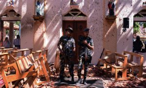 21/04/2019 - Militares de Sri Lanka montan guardia dentro de una iglesia tras la explosión en Negombo, en Sri Lanka | REUTERS