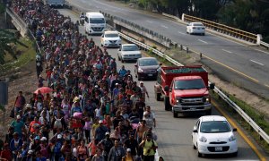 18/04/2019 - Migrantes centroamericanos caminan durante su viaje hacia los EEUU, en Villa Comaltitlán, México, el 18 de abril de 2019 | REUTERS/ Jose Cabezas