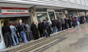 Imagen de archivo de parados haciendo cola frente a una oficina de empleo | EFE