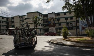 Un grupo de voluntarios de la Milicia Bolivariana recorre e barrio 23 de Enero de Caracas.- JAIRO VARGAS