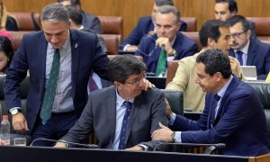 02/05/2019.- El presidente andaluz Juanma Moreno (d), el vicepresidente Juan Marín (c), y el consejero de Presidencia Elías Bendodo (i), se felicitan tras la aprobación en el pleno del Parlamento de Andalucía para reformar el Estatuto de Autonomía. / EFE