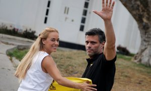 02/05/2019 - El líder de la oposición venezolana Leopoldo López junto a su mujer, Lilian Tintori, saluda a los medios de comunicación en la residencia del embajador de España en Caracas. / REUTERS