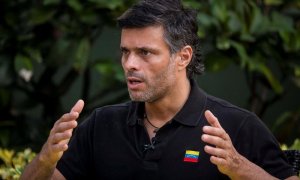 El líder opositor venezolano Leopoldo López habla durante una entrevista concedida a Efe este jueves, en Caracas (Venezuela). /EFE