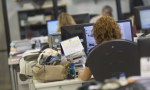 Una mujer trabajando en una oficina. EFE/Archivo.