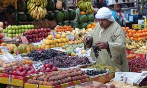 Un hombre en un mercado de frutas de El Cairo (Egipto). / Pixabay