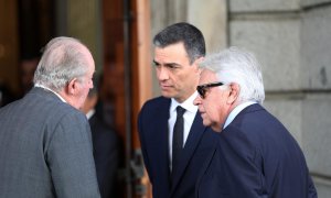 Imagen del presidente del Gobierno en funciones, Pedro Sánchez, con el rey emérito y Felipe González, en el velatorio de Rubalcaba. | EP