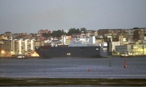 El buque saudí Bahri-Yanbu entra al puerto de Santander (VINCENT WEST/REUTERS)