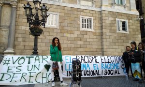 Acte a plaça Sant Jaume per reclamar el dret a vot per a tothom.