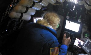 El explorador Victor Vescovo pilotando el submarino en la fosa de Mariana del Océano Pacífico | Reuters