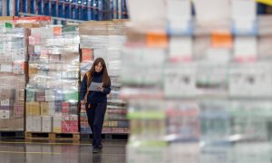 Trabajadora en un bloque logístico de Mercadona.