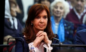 21-05-2019 - Cristina Fernández de Kirchner observa en una sala del tribunal antes del inicio del juicio por corrupción, en Buenos Aires, Argentina, 21 de mayo de 2019 | REUTERS / Agustin Marcarian