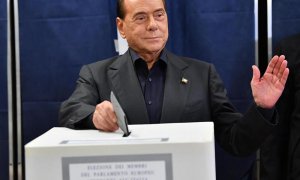 El ex primer ministro italiano y líder del partido Forza Italia, Silvio Berlusconi, emite su voto en un colegio electoral durante las elecciones europeas en Milán. EFE