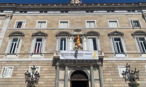 Torra vuelve a colgar la pancarta de los presos políticos en la Generalitat. Europa Press