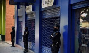 Un amplio dispositivo de Policía Nacional ante la sede de la Sociedad Deportiva Huesca. (JAVIER BLASCO | EFE)