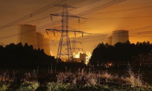 Torres de alta tensión cerca de una central eléctrica. E.P.