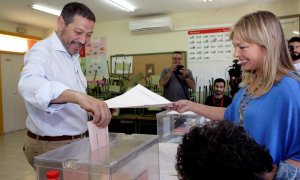 El presidente de CPM y actual líder de la oposición, Mustafa Aberchán, deposita su voto en una urna para las elecciones del 26M, este domingo en un colegio electoral de Melilla. EFE/Francisco García Guerrero