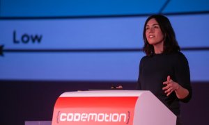 Imagen de Marta Peirano en la edición de CodeMotion 2018.