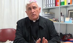 Imagen de la entrevista a Monseñor Rafael Zornoza Boy tras la marcha de las Madres Capuchinas de San Fernando. Youtube