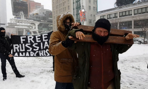 Activistas rusos organizan una performance en Toronto, denunciando la brutalidad del FSD, los servicios secretos rusos. Foto por Snezhnye Partizany.