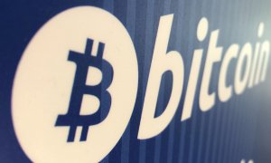 El logo de Bitcoin en un cajero automático de criptomonedas en la localidad californiana de Santa Monica. REUTERS/Lucy Nicholson