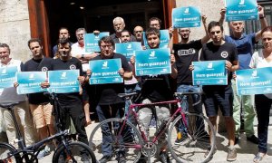 27/06/2019.- Miembros de los colectivos "Riders x Drets" e Intersindical Valenciana, celebran este jueves que el Juzgado de lo Social número 5 de València ha sentenciado que los 97 repartidores de la empresa Roodfoods Spain, matriz de Deliveroo, en esta c