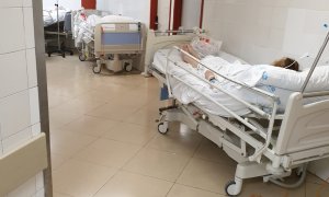 Una paciente espera ser ingresada en planta en los pasillos de la Urgencias del Hospital Gregorio Marañón de Madrid. CCOO