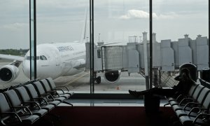 Un pasajero espera su avión en el aeropuerto francés Charles de Gauelle. (REUTERS/Philippe Wojazer)