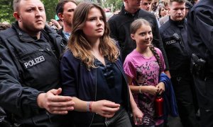 19/07/2019.- La activista sueca Greta Thunberg junto a la activista alemana Luisa Neubauer (C) en las marchas de 'Fridays for Future' de Berln. EFE/EPA/Felipe Trueba