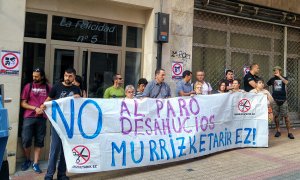 Concentración ante la vivienda de la víctima de violencia machista que iba a ser desahuciada. BERRI OTXOAK