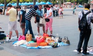 Manteros con productos de venta ambulante ilegal en Barcelona en una imagen de archivo / EFE