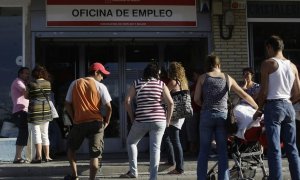 Parados haciendo cola en una oficinas de Empleo en Madrid. REUTERS/Susana Vera