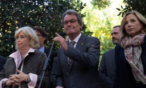 El expresidente de la Generalitat, Artur Mas, franqueado por la exconsellera de la Generalit de Catalunya, Irene Rigau y la exvicepresidenta Joana Ortega en rueda de prensa en relación a la sentencia del 9N. (David Zorrakino - Europa Press - Archivo)