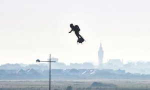 Franky Zapata cruzando el Canal de la Mancha en su flyboard. AFP