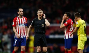 El árbitroIglesias Villanueva consulta el servicio VAR durante un partido de La Liga entre el Atletico de Madrid y el  Girona FC en el estadio Wanda Metropolitano. Foto: Óscar j. Barroso. APF/EP. 2 de Abril de 2019.