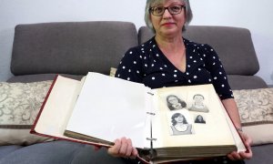 Rosa María García Alcón, una de las dieciocho víctimas del inspector de policía durante el franquismo Juan Antonio González Pacheco, conocido como Billy el Niño, en su domicilio de Madrid con fotos del año en que fue detenida por la por la Brigada Polític