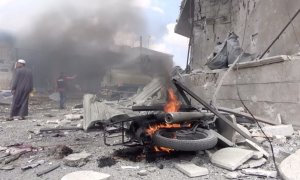 Imagen de un bombardeo sobre la ciudad siria de Idlib | Reuters