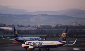 Un avión de Ryanair a punto de despegar.- REUTERS