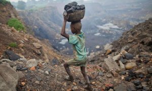 Un niño carga carbón a través de los campos del este del Estado de Jharkhand, en la india.- REUTERS/ARCHIVO