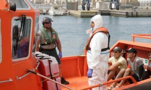 Varios de los migrantes a su llegada al puerto de Melilla, tras ser rescatados  en las Islas Chafarinas. / EFE