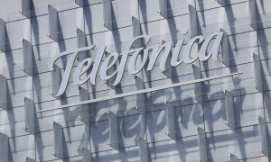 Logo de Telefónica en el edificio de su sede en la Ronda de la Comunicación, en la zona norte de Madrid. E.P./Eduardo Parra