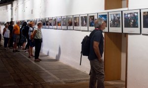 Assistents a una de les exposicions al Visa pour l'image. BRAIS LORENZO COUTO.