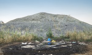 Montaña de restos de vidrio, tapones, chapas y otras sustancias que han sido vertidas en el municipio madrileño de Ajalvir./M.A.D.