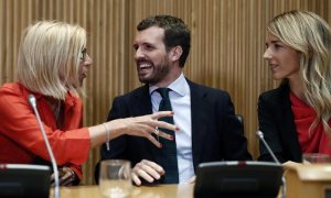 El presidente del PP, Pablo Casado, conversa con la fundadora de UPyD, Rosa Díez, y la portavoz del PP en el Congreso, Cayetana Álvarez de Toledo (d), durante la clausura de las jornadas "Españoles en Defensa de lo Común" celebradas este jueves en la Cám