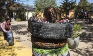 Una niña jugando en la escuela El Dragón. FERNANDO SÁNCHEZ.