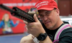 21/04/2019 - Un asistente a la Convención Anual de la Asociación Nacional del Rifle (ANR) con un rifle semiautomático. / REUTERS - BRYAN WOOLSTON