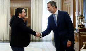 El rey Felipe VI recibe en audiencia al líder de Unidas Podemos Pablo Iglesias, en la segunda jornada de la ronda de consultas sobre la investidura de Pedro Sánchez. /EFE