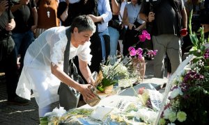 La hija de Ascensión Mendieta, uno de los iconos de la recuperación de la Memoria Histórica en España, que a los 88 años voló a Buenos Aires para lograr apoyo legal argentino en la búsqueda de los restos de su padre, coloca flores en la lápida durante su