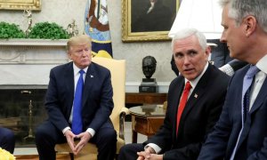 Donald Trump con su vicepresidente Mike Pence y Robert O'Brien en primer término. (REUTERS)