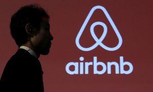 19/09/2019 - Un hombre junto a un cartel de Airbnb, en una imagen de archivo / EFE