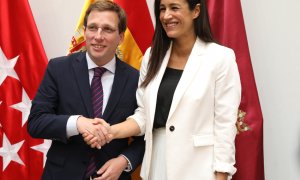 El alcalde de Madrid, José Luis Martínez-Almeida, y la vicealcaldesa, Begoña Villacís, poco después del pleno de investidura del nuevo gobierno municipal. AYUNTAMIENTO DE MADRID